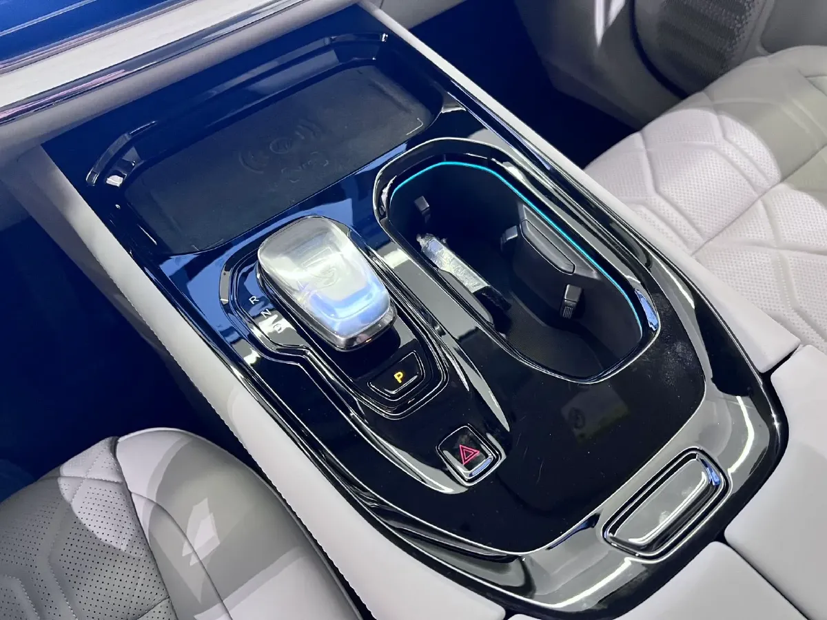 2025 Volvo EM90 BEV 116KWH,autocango,china used car exporter,china ev exporter,chinese used car exporter,chinese used ev exporter