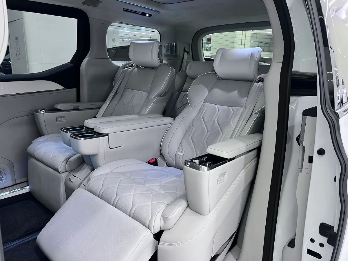 2025 Volvo EM90 BEV 116KWH,autocango,china used car exporter,china ev exporter,chinese used car exporter,chinese used ev exporter