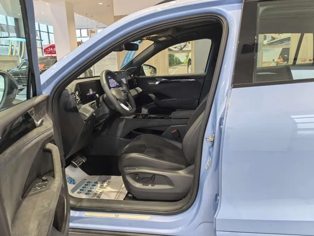 2024 Volkswagen Tiguan L 2.0T 220HP L4 7DCT,autocango,china used car exporter,china ev exporter,chinese used car exporter,chinese used ev exporter