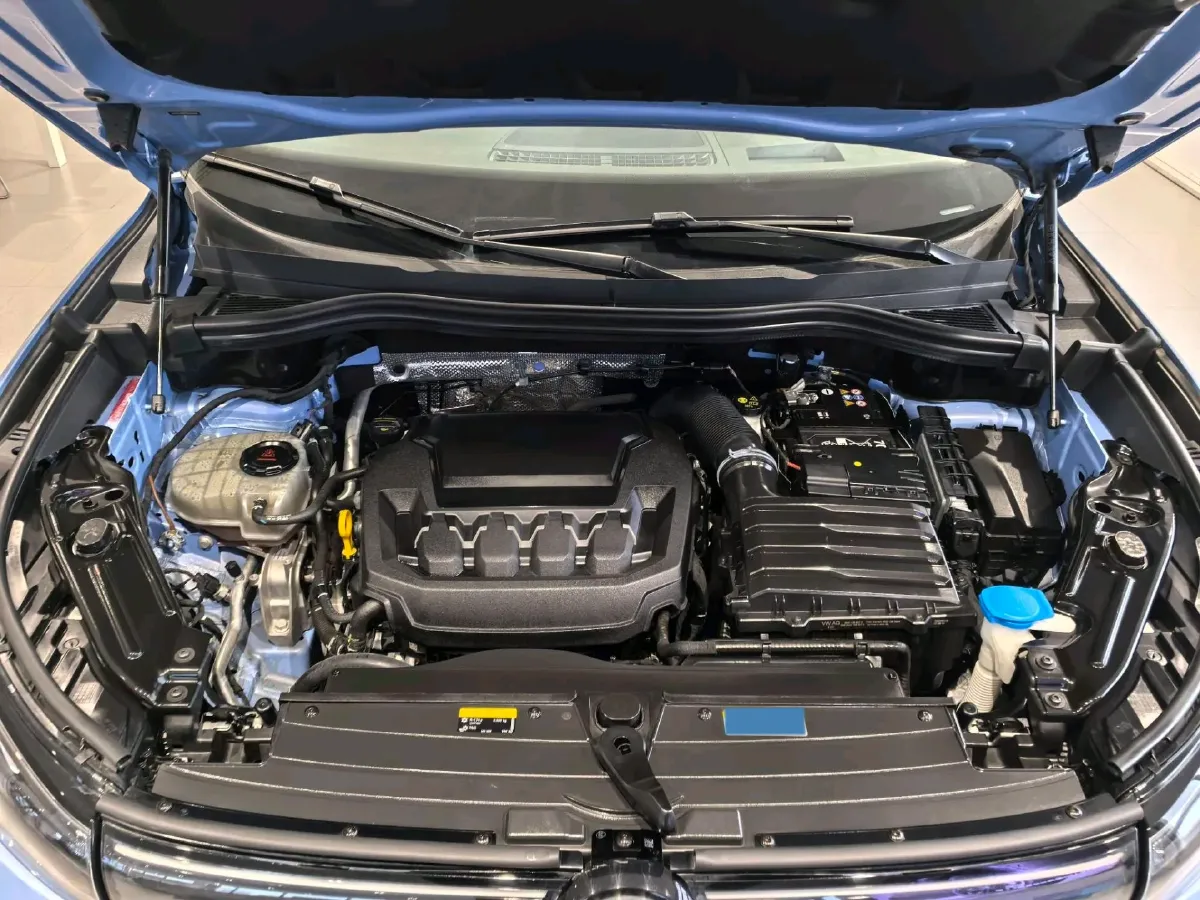 2024 Volkswagen Tiguan L 2.0T 220HP L4 7DCT,autocango,china used car exporter,china ev exporter,chinese used car exporter,chinese used ev exporter