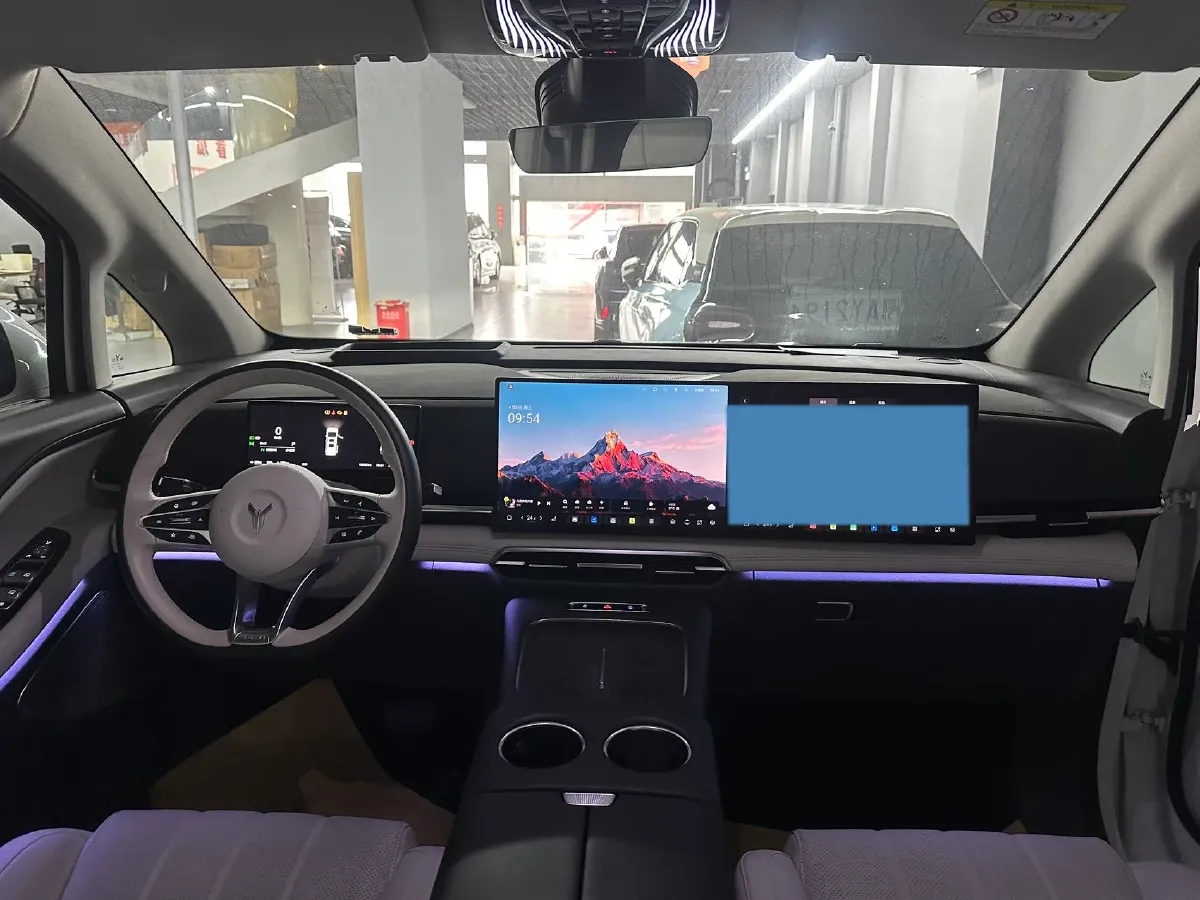 2025 Voyah Dream 1.5T 150HP L4 PHEV 41.7KWH,autocango,china used car exporter,china ev exporter,chinese used car exporter,chinese used ev exporter