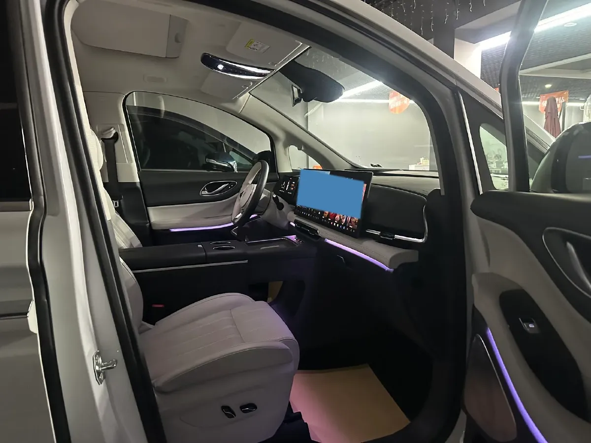 2025 Voyah Dream 1.5T 150HP L4 PHEV 41.7KWH,autocango,china used car exporter,china ev exporter,chinese used car exporter,chinese used ev exporter