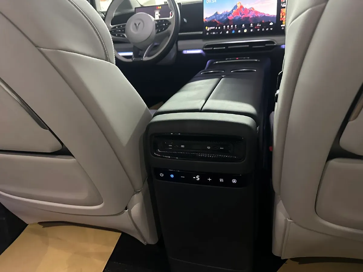 2025 Voyah Dream 1.5T 150HP L4 PHEV 41.7KWH,autocango,china used car exporter,china ev exporter,chinese used car exporter,chinese used ev exporter