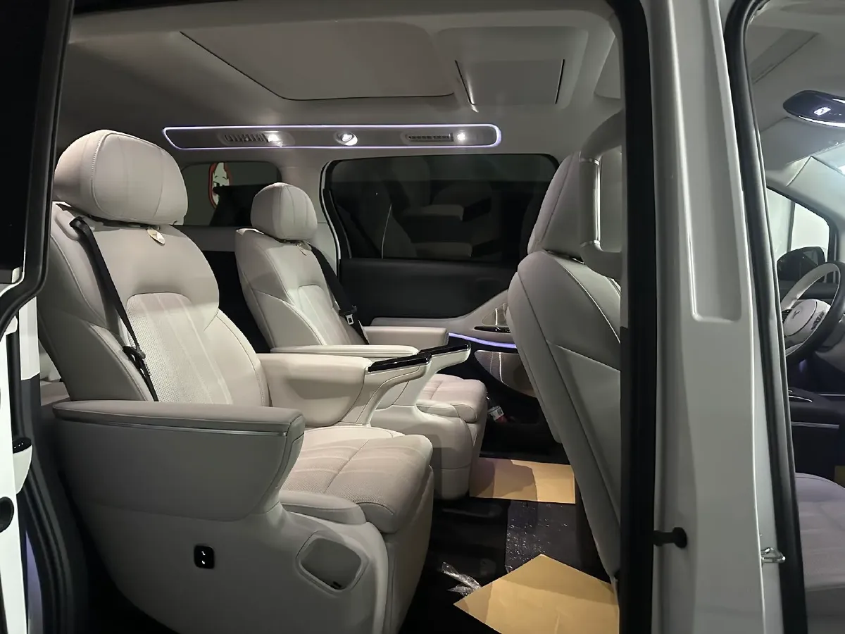 2025 Voyah Dream 1.5T 150HP L4 PHEV 41.7KWH,autocango,china used car exporter,china ev exporter,chinese used car exporter,chinese used ev exporter