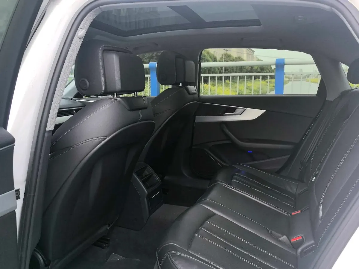 2022 Audi A4L 2.0T 190HP L4 7DCT,autocango,china used car exporter,china ev exporter,chinese used car exporter,chinese used ev exporter