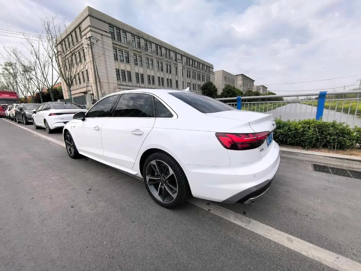 2022 Audi A4L 2.0T 190HP L4 7DCT,autocango,china used car exporter,china ev exporter,chinese used car exporter,chinese used ev exporter