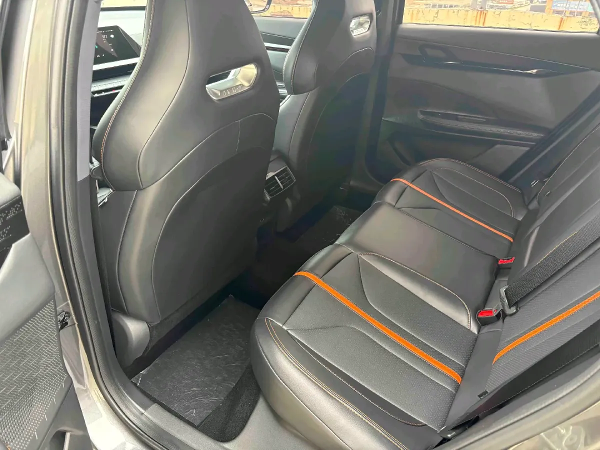 2024 ChangAn UNI-V 1.5T 188HP L4 7DCT,autocango,china used car exporter,china ev exporter,chinese used car exporter,chinese used ev exporter