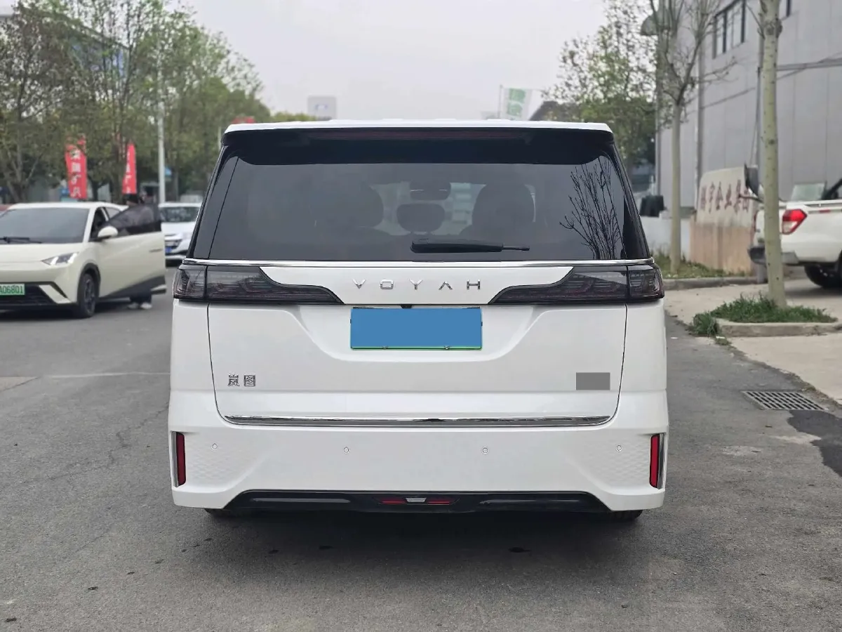 2022 Voyah Dream 1.5T 136HP L4 PHEV 25.57KWH,autocango,china used car exporter,china ev exporter,chinese used car exporter,chinese used ev exporter