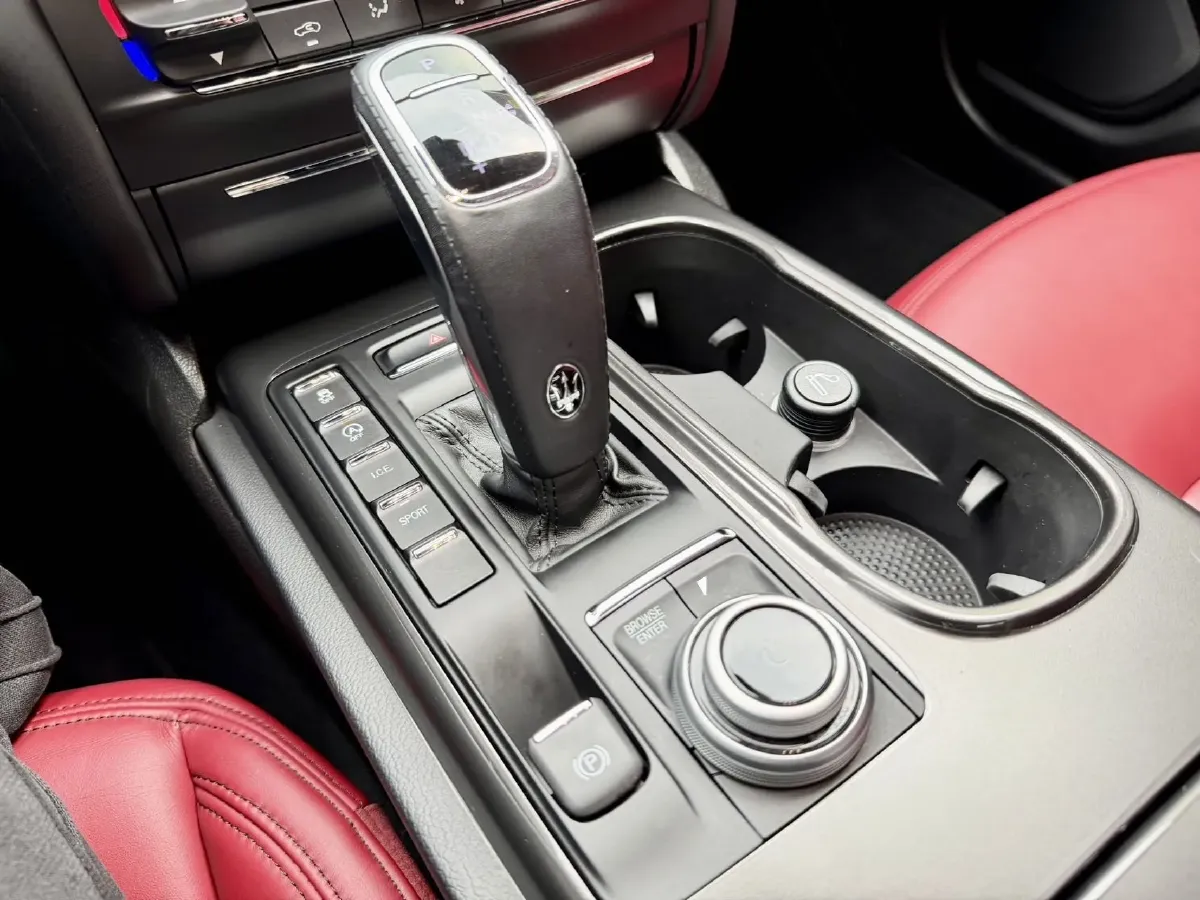 2021 Maserati Ghibli 2.0T 330HP L4 8AT,autocango,china used car exporter,china ev exporter,chinese used car exporter,chinese used ev exporter