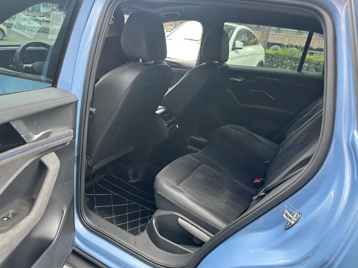 2024 Volkswagen Tiguan L 2.0T 220HP L4 7DCT,autocango,china used car exporter,china ev exporter,chinese used car exporter,chinese used ev exporter