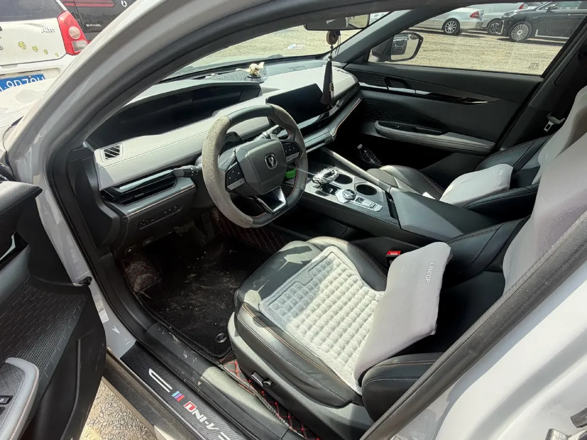 2022 ChangAn UNI-V 1.5T 188HP L4 7DCT,autocango,china used car exporter,china ev exporter,chinese used car exporter,chinese used ev exporter