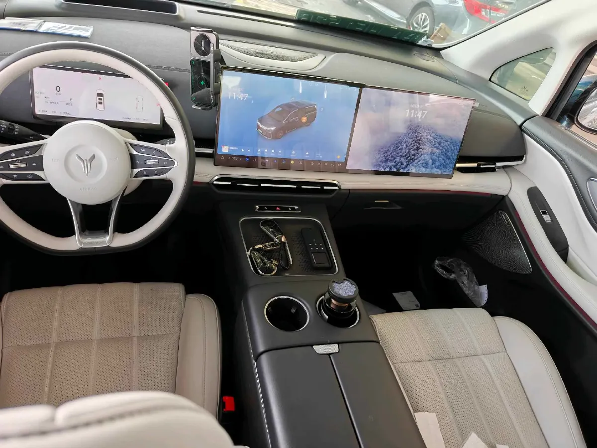 2025 Voyah Dream 1.5T 150HP L4 PHEV 41.7KWH,autocango,china used car exporter,china ev exporter,chinese used car exporter,chinese used ev exporter