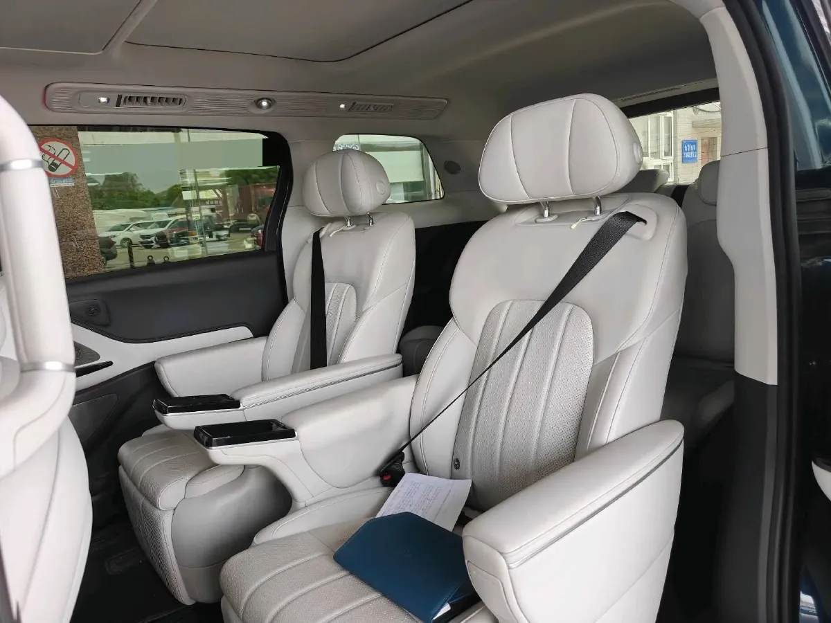 2025 Voyah Dream 1.5T 150HP L4 PHEV 41.7KWH,autocango,china used car exporter,china ev exporter,chinese used car exporter,chinese used ev exporter