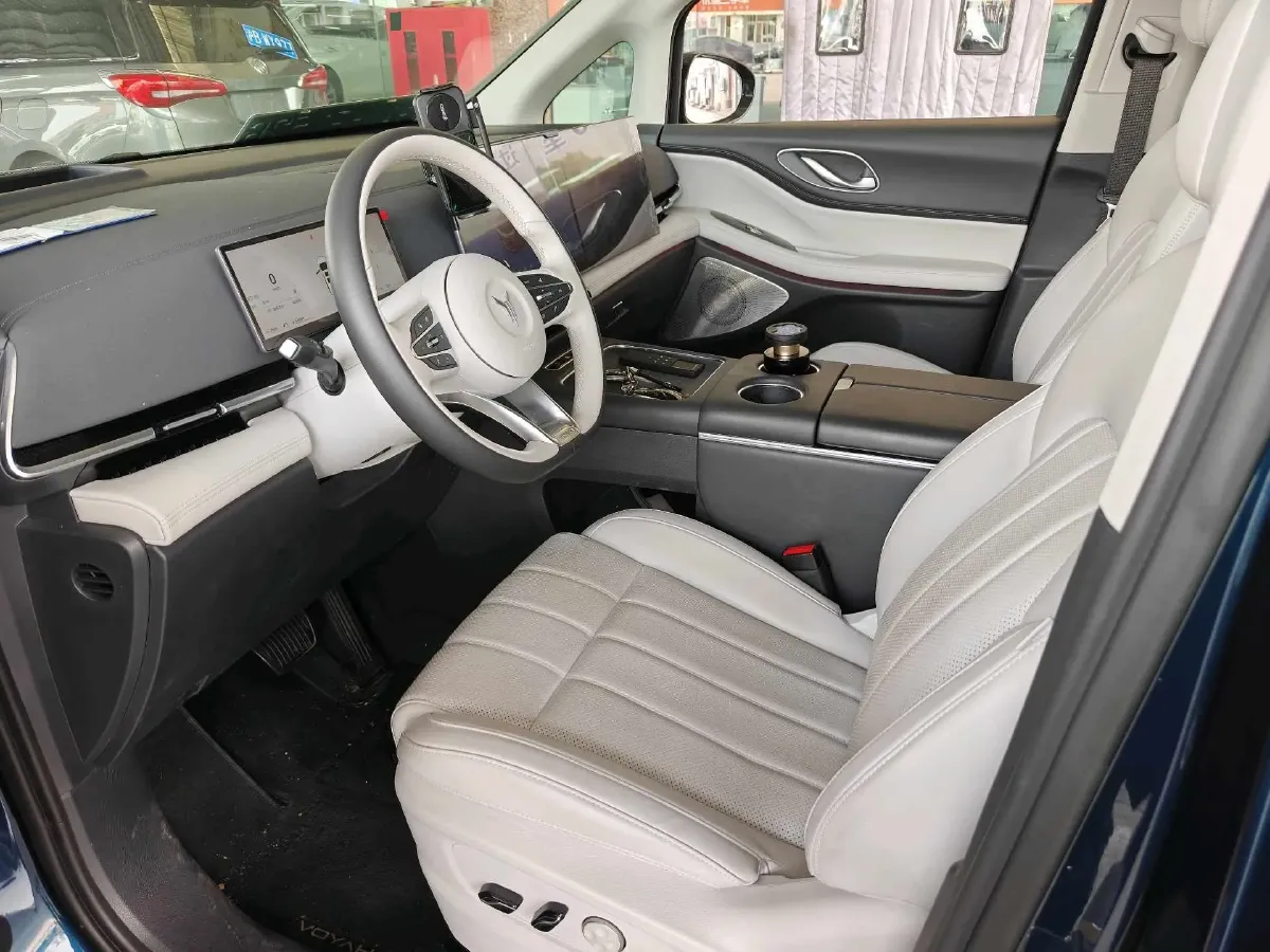 2025 Voyah Dream 1.5T 150HP L4 PHEV 41.7KWH,autocango,china used car exporter,china ev exporter,chinese used car exporter,chinese used ev exporter