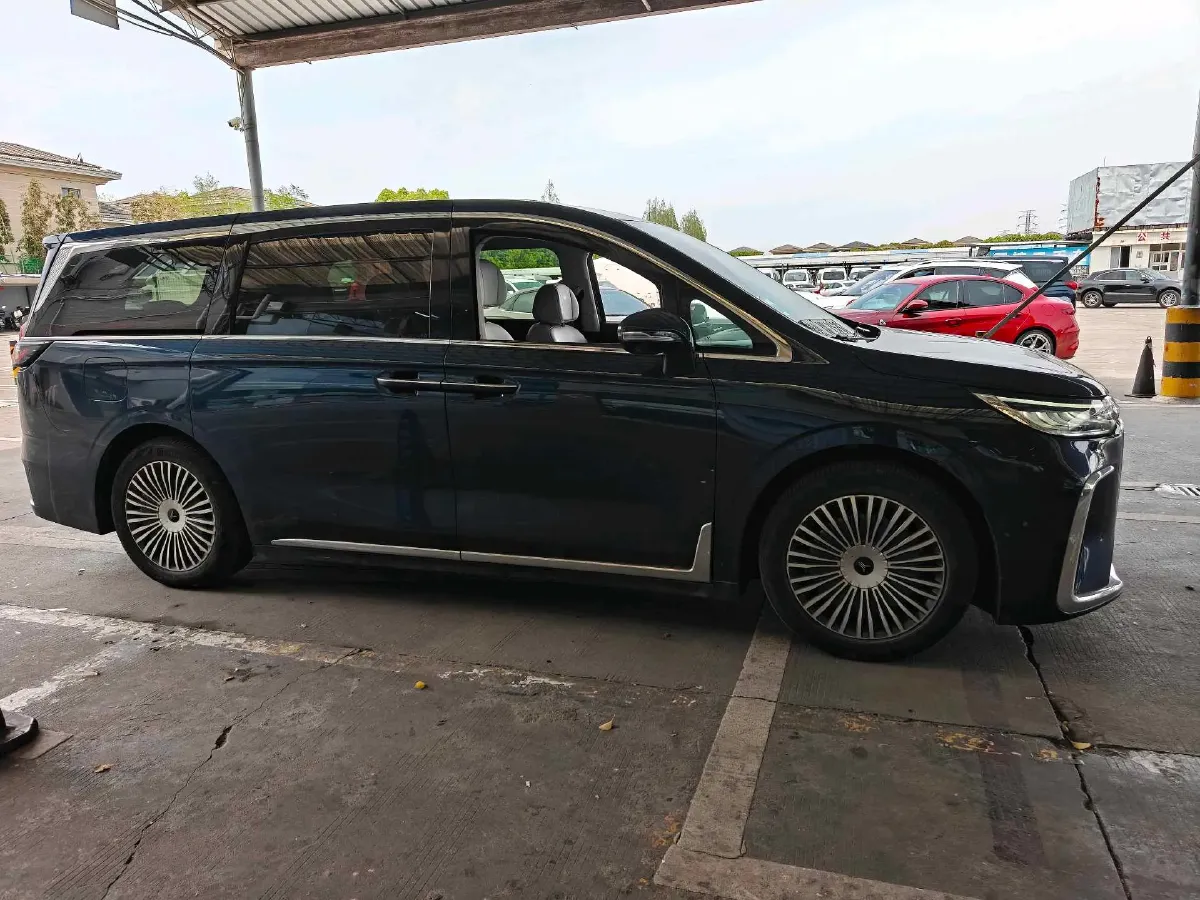 2025 Voyah Dream 1.5T 150HP L4 PHEV 41.7KWH,autocango,china used car exporter,china ev exporter,chinese used car exporter,chinese used ev exporter
