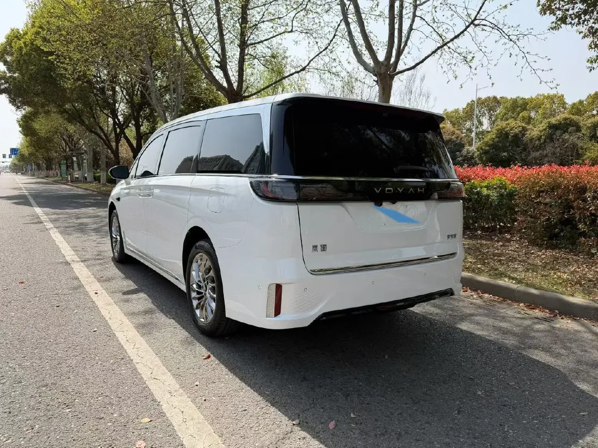 2025 Voyah Dream 1.5T 150HP L4 PHEV 41.7KWH,autocango,china used car exporter,china ev exporter,chinese used car exporter,chinese used ev exporter