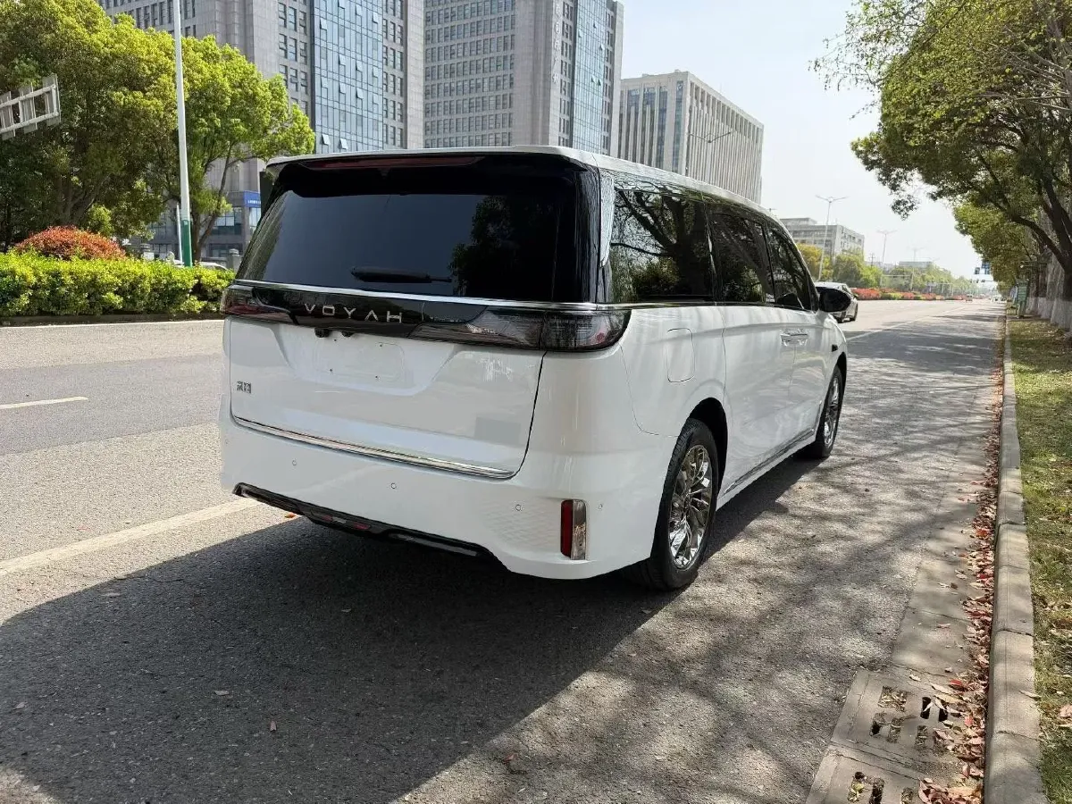 2025 Voyah Dream 1.5T 150HP L4 PHEV 41.7KWH,autocango,china used car exporter,china ev exporter,chinese used car exporter,chinese used ev exporter
