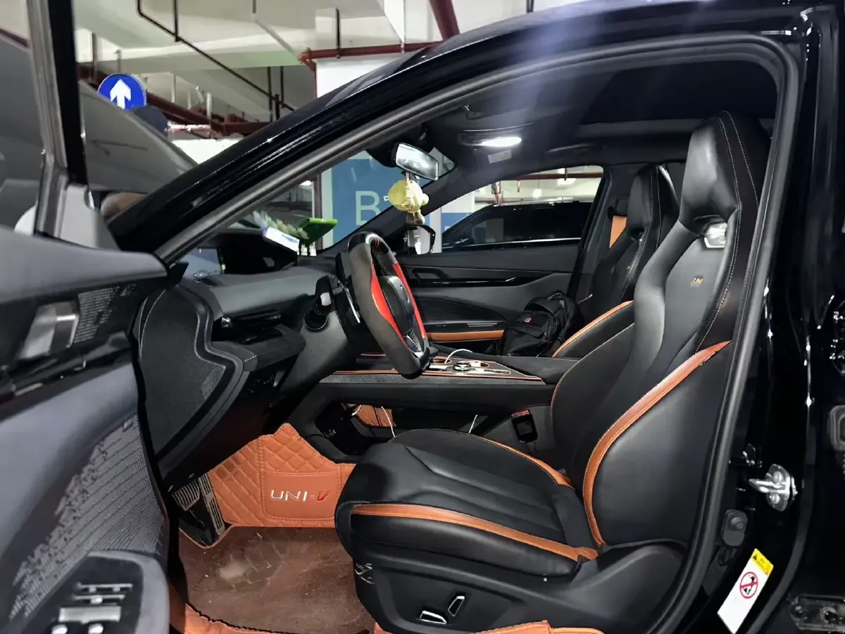 2022 ChangAn UNI-V 2.0T 233HP L4 8AT,autocango,china used car exporter,china ev exporter,chinese used car exporter,chinese used ev exporter