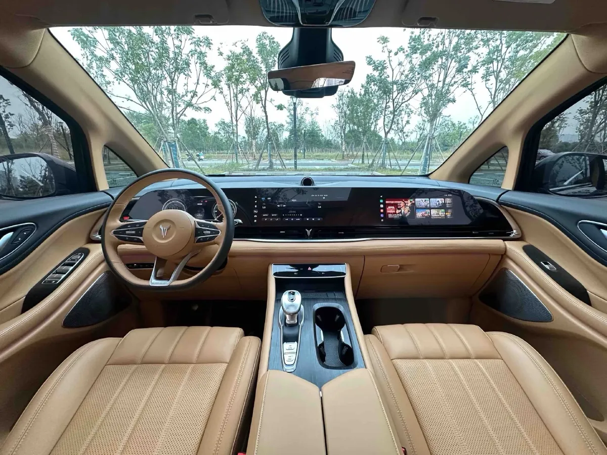 2024 Voyah Dream 1.5T 150HP L4 PHEV 43KWH,autocango,china used car exporter,china ev exporter,chinese used car exporter,chinese used ev exporter