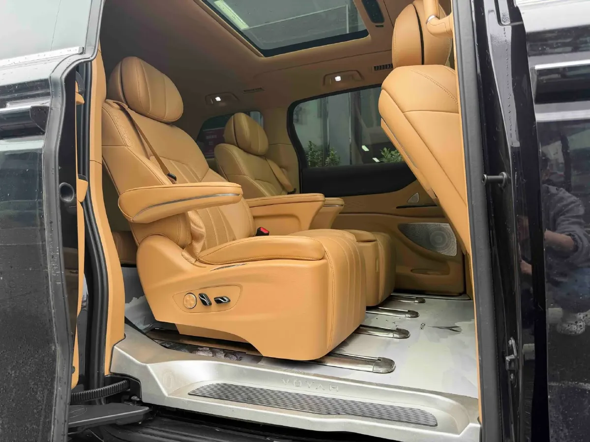 2024 Voyah Dream 1.5T 150HP L4 PHEV 43KWH,autocango,china used car exporter,china ev exporter,chinese used car exporter,chinese used ev exporter