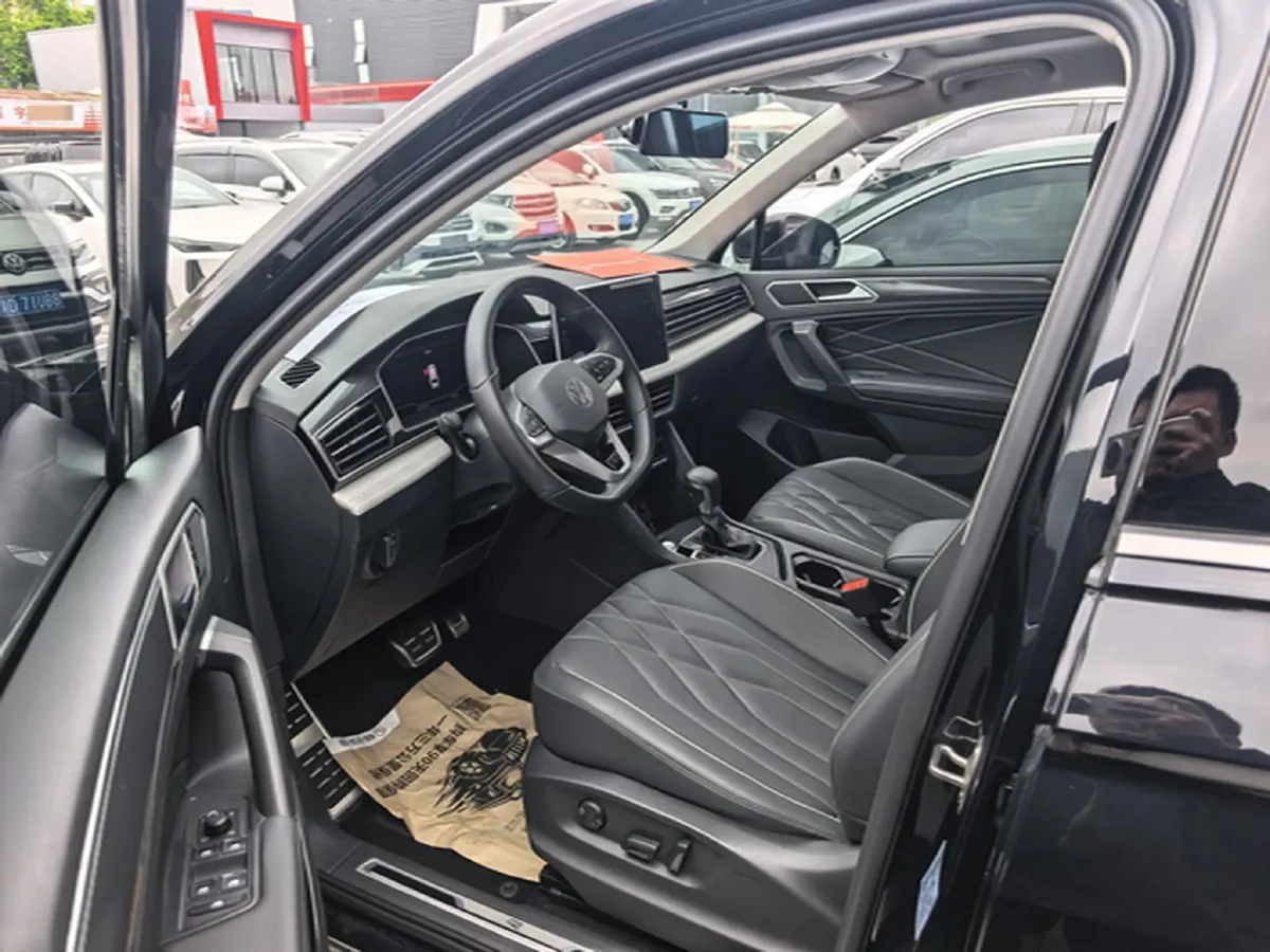 2024 Volkswagen Tiguan L 2.0T 186HP L4 7DCT,autocango,china used car exporter,china ev exporter,chinese used car exporter,chinese used ev exporter