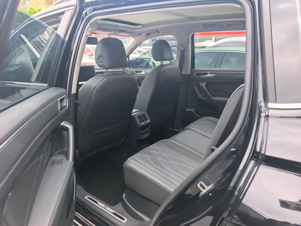 2024 Volkswagen Tiguan L 2.0T 186HP L4 7DCT,autocango,china used car exporter,china ev exporter,chinese used car exporter,chinese used ev exporter