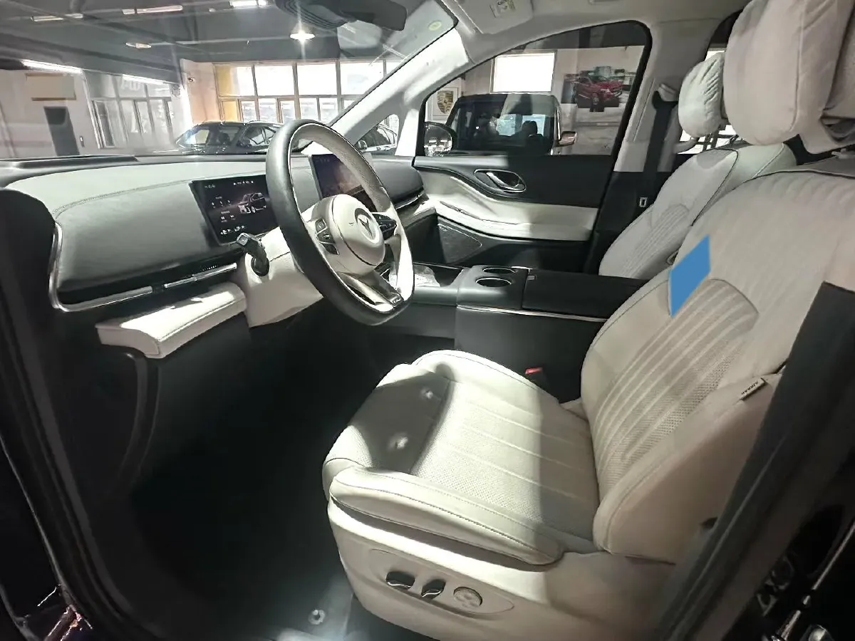 2025 Voyah Dream 1.5T 150HP L4 PHEV 41.7KWH,autocango,china used car exporter,china ev exporter,chinese used car exporter,chinese used ev exporter