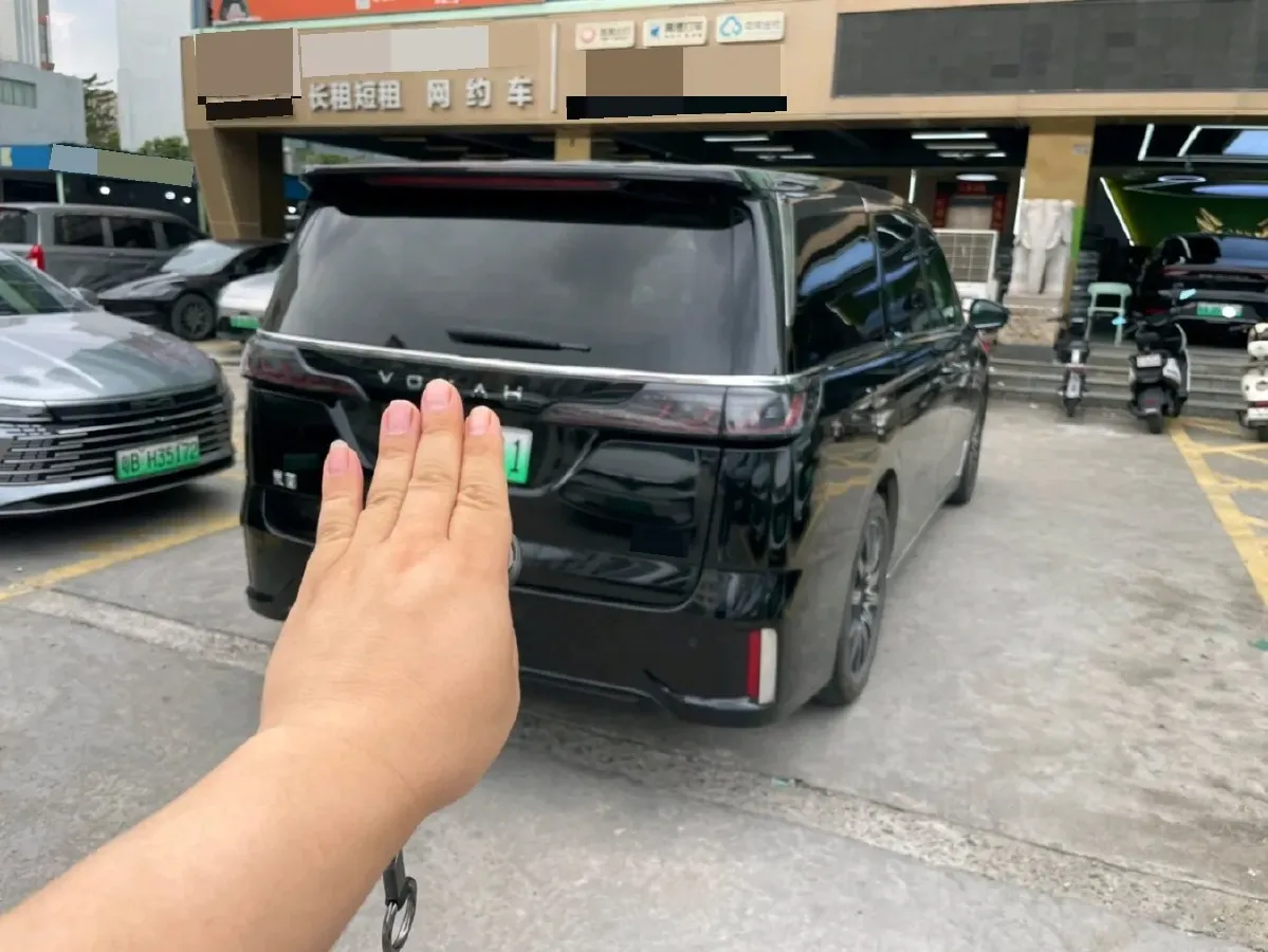 2024 Voyah Dream 1.5T 150HP L4 PHEV 43KWH,autocango,china used car exporter,china ev exporter,chinese used car exporter,chinese used ev exporter