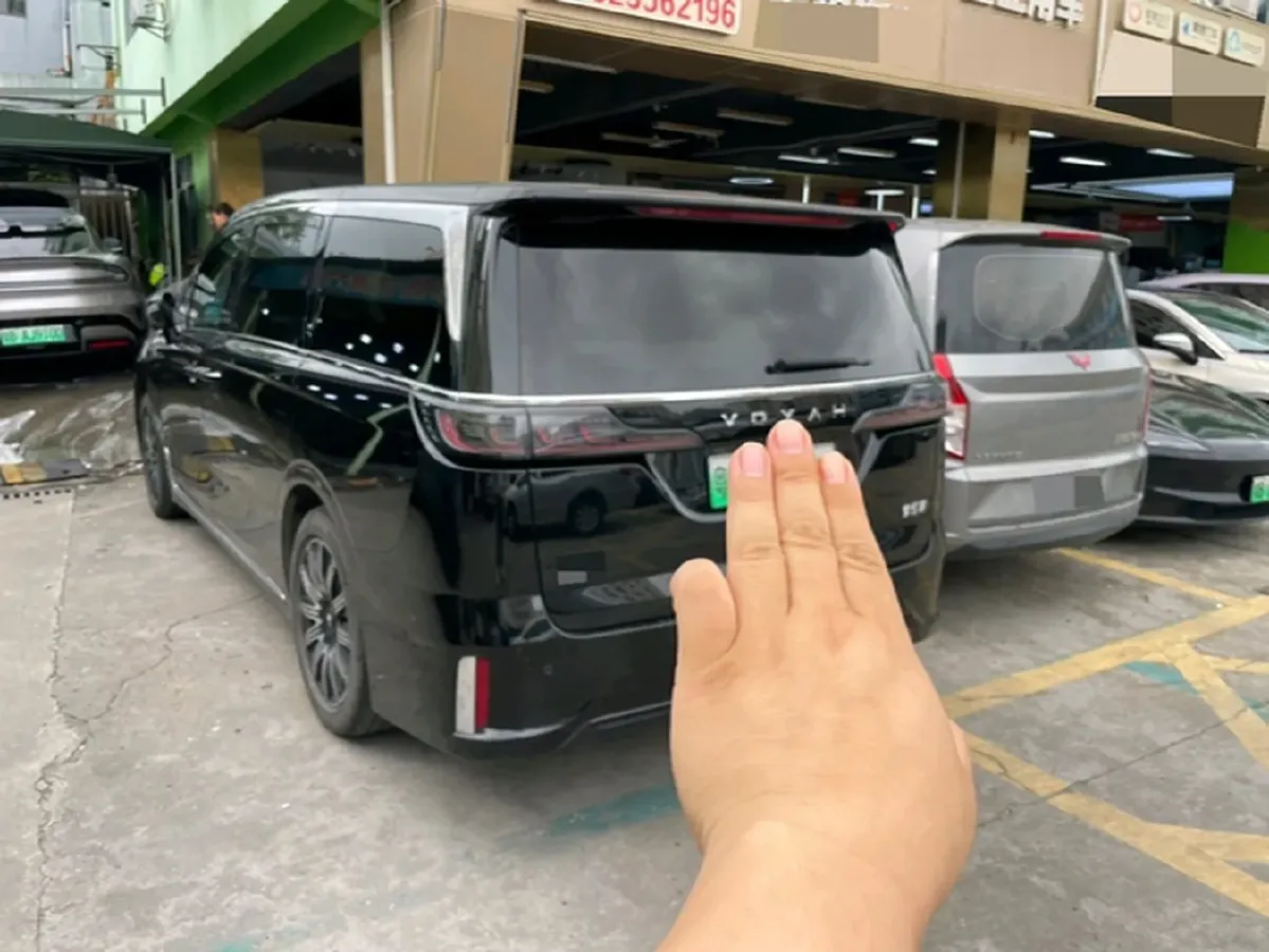 2024 Voyah Dream 1.5T 150HP L4 PHEV 43KWH,autocango,china used car exporter,china ev exporter,chinese used car exporter,chinese used ev exporter