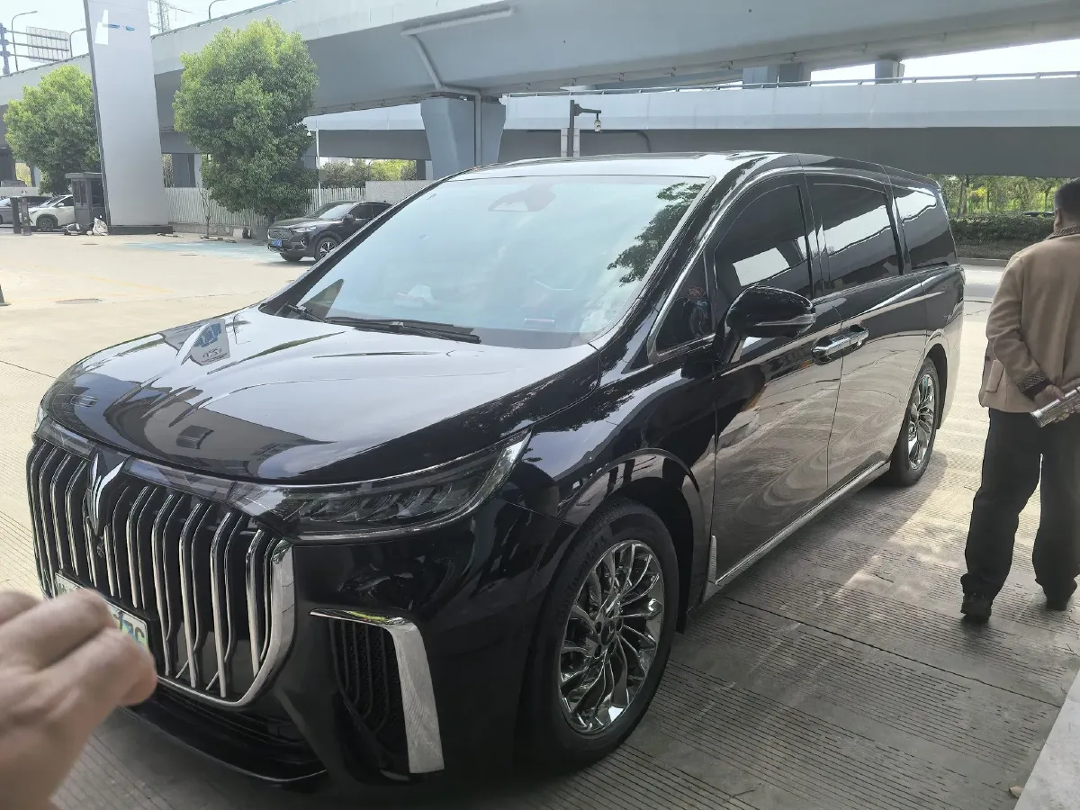 2022 Voyah Dream 1.5T 136HP L4 PHEV 25.57KWH,autocango,china used car exporter,china ev exporter,chinese used car exporter,chinese used ev exporter