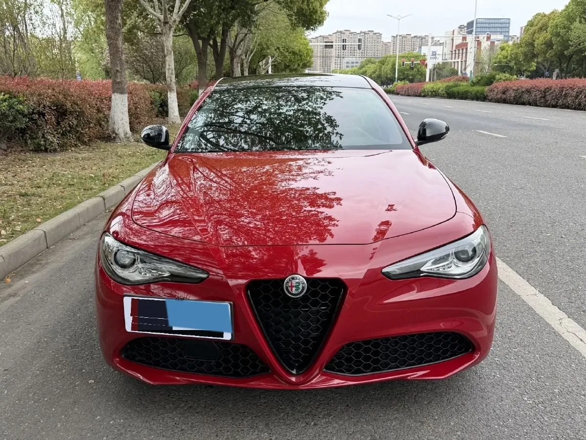 2017 Alfa Romeo Giulia 2.0T 200HP L4 8AT,autocango,china used car exporter,china ev exporter,chinese used car exporter,chinese used ev exporter