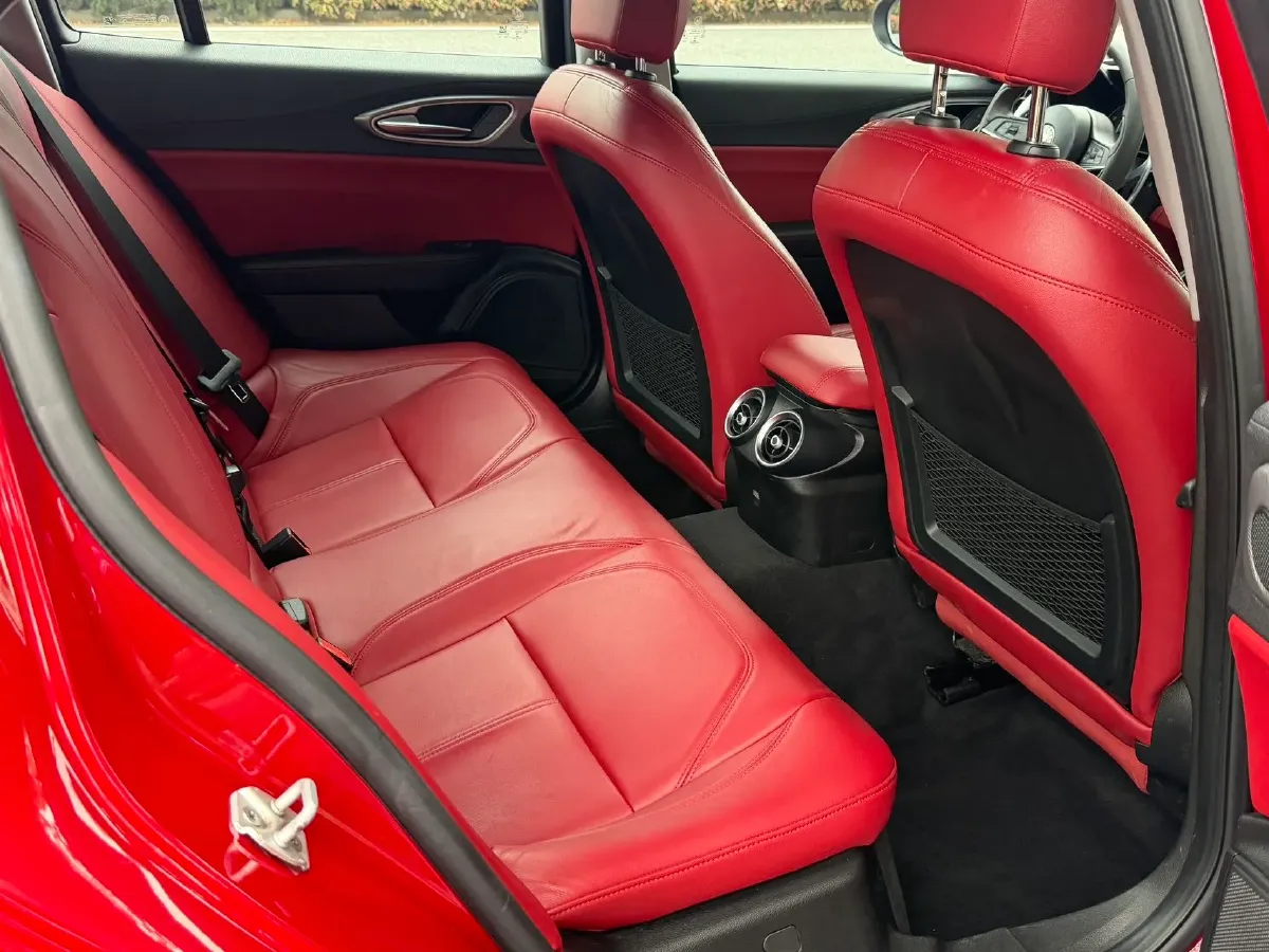 2017 Alfa Romeo Giulia 2.0T 200HP L4 8AT,autocango,china used car exporter,china ev exporter,chinese used car exporter,chinese used ev exporter