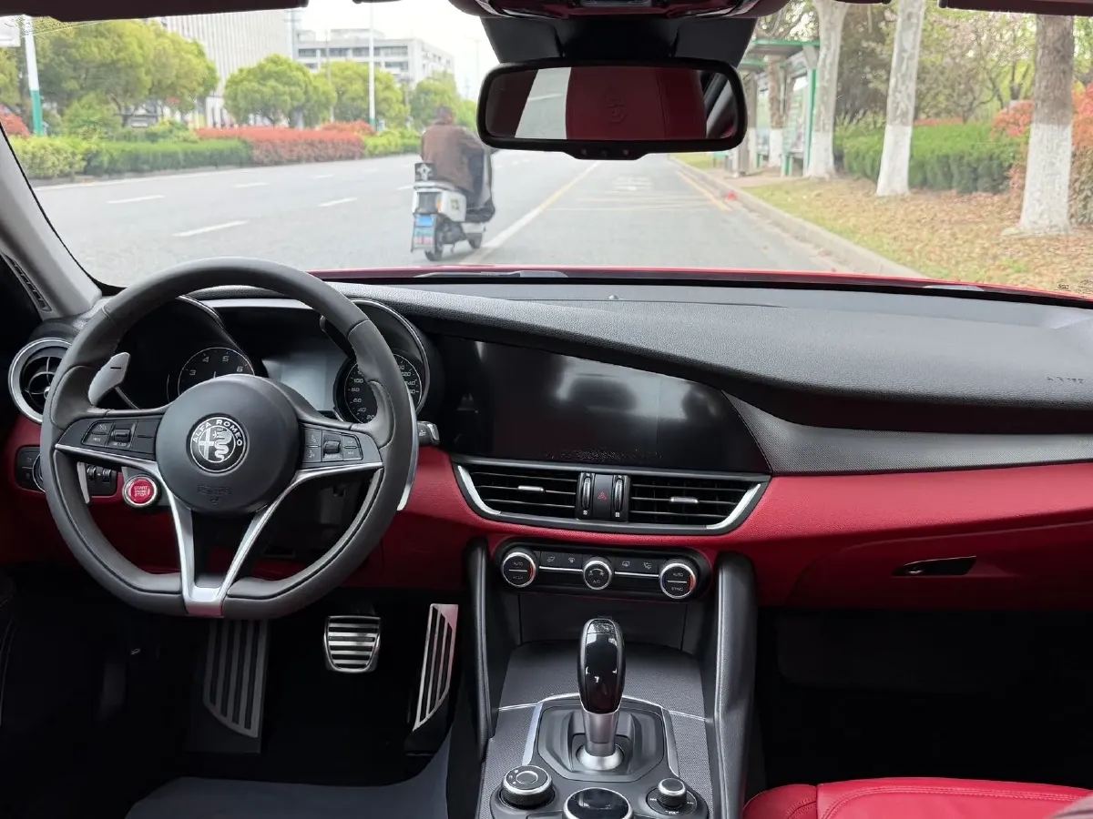 2017 Alfa Romeo Giulia 2.0T 200HP L4 8AT,autocango,china used car exporter,china ev exporter,chinese used car exporter,chinese used ev exporter