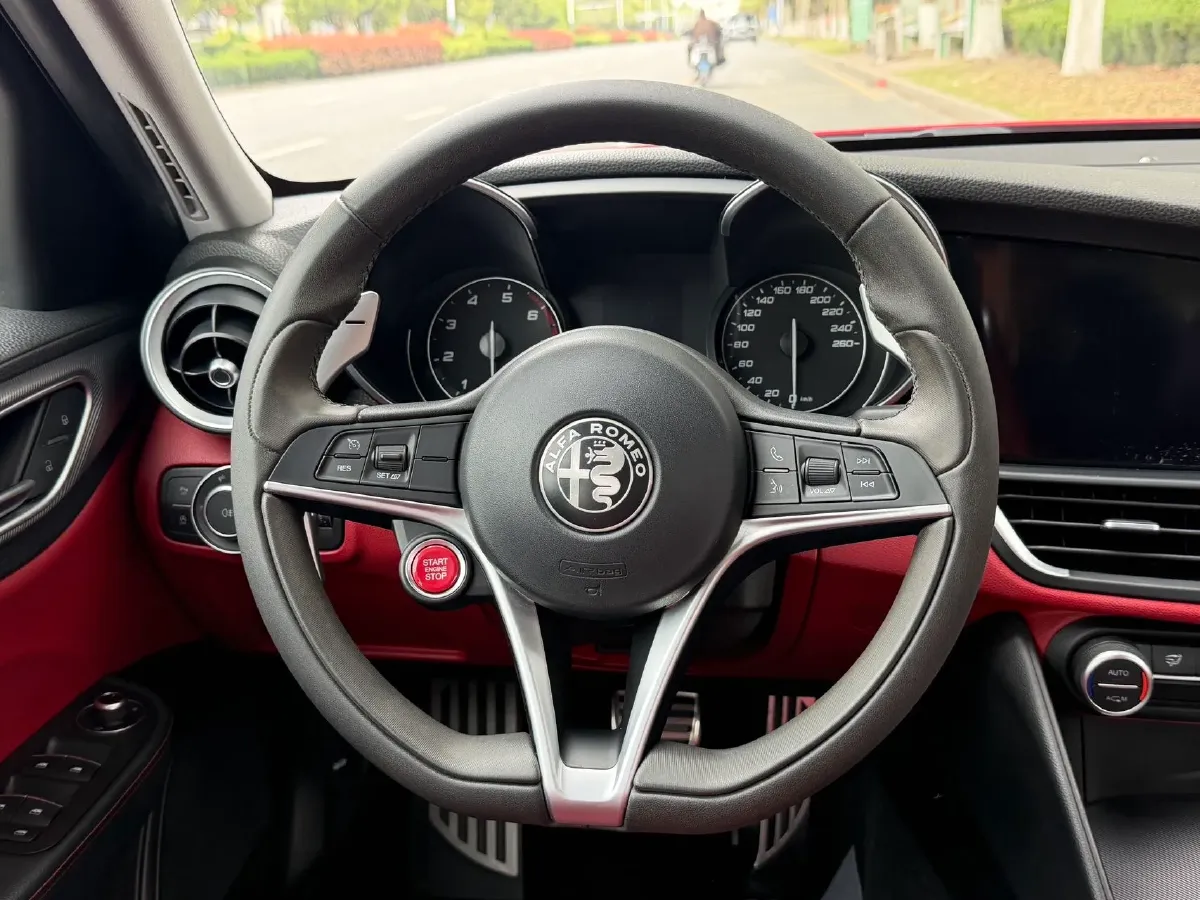 2017 Alfa Romeo Giulia 2.0T 200HP L4 8AT,autocango,china used car exporter,china ev exporter,chinese used car exporter,chinese used ev exporter