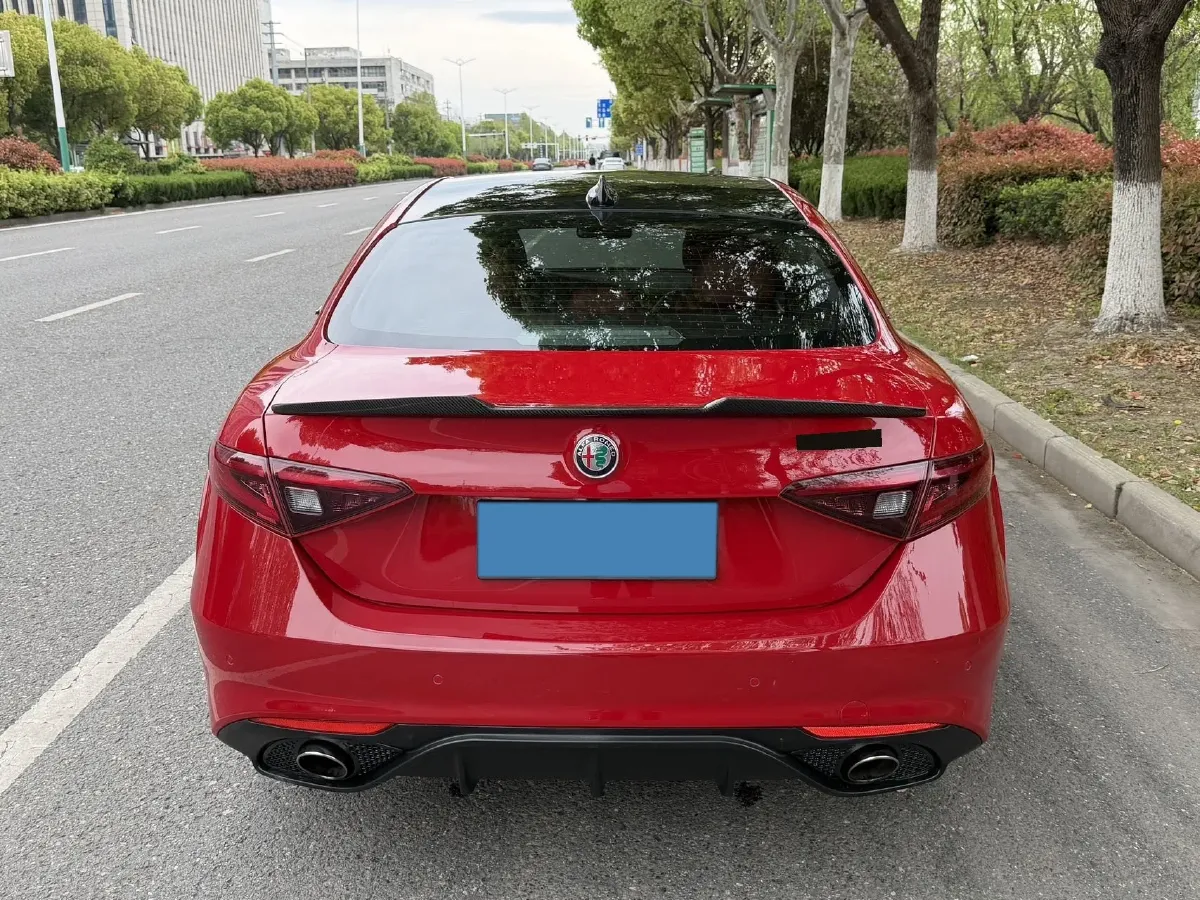 2017 Alfa Romeo Giulia 2.0T 200HP L4 8AT,autocango,china used car exporter,china ev exporter,chinese used car exporter,chinese used ev exporter