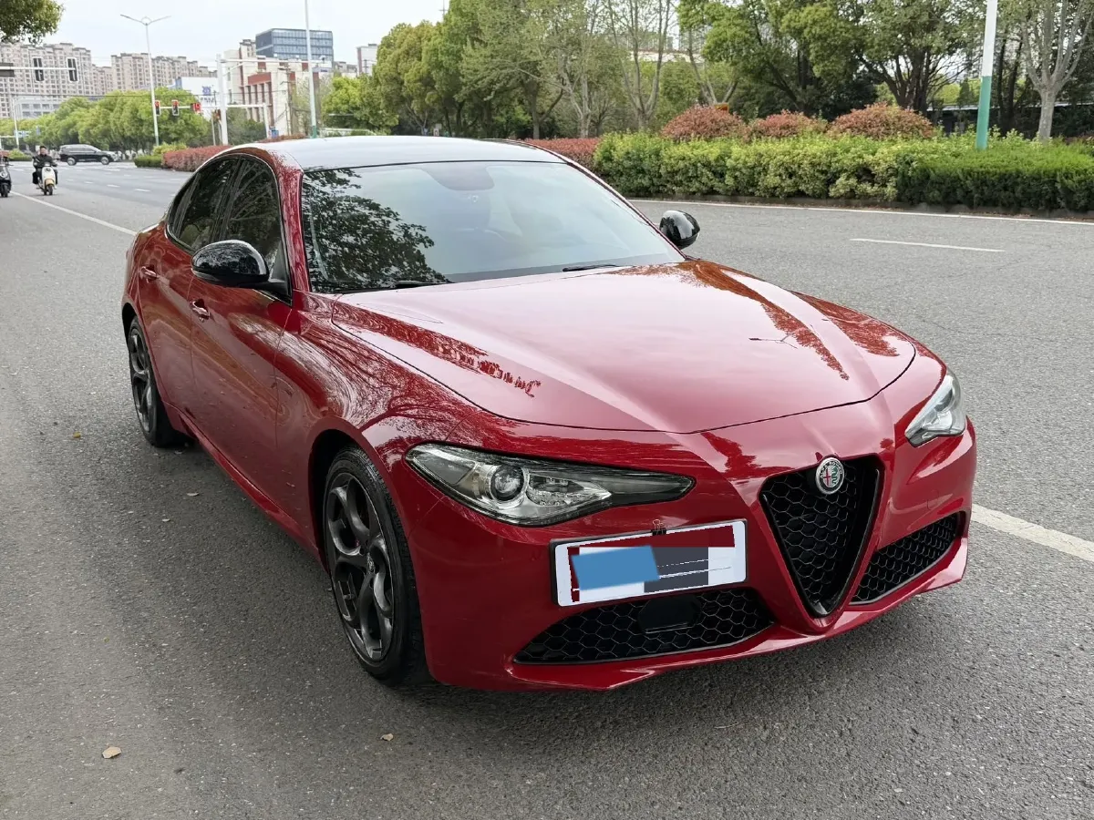 2017 Alfa Romeo Giulia 2.0T 200HP L4 8AT,autocango,china used car exporter,china ev exporter,chinese used car exporter,chinese used ev exporter