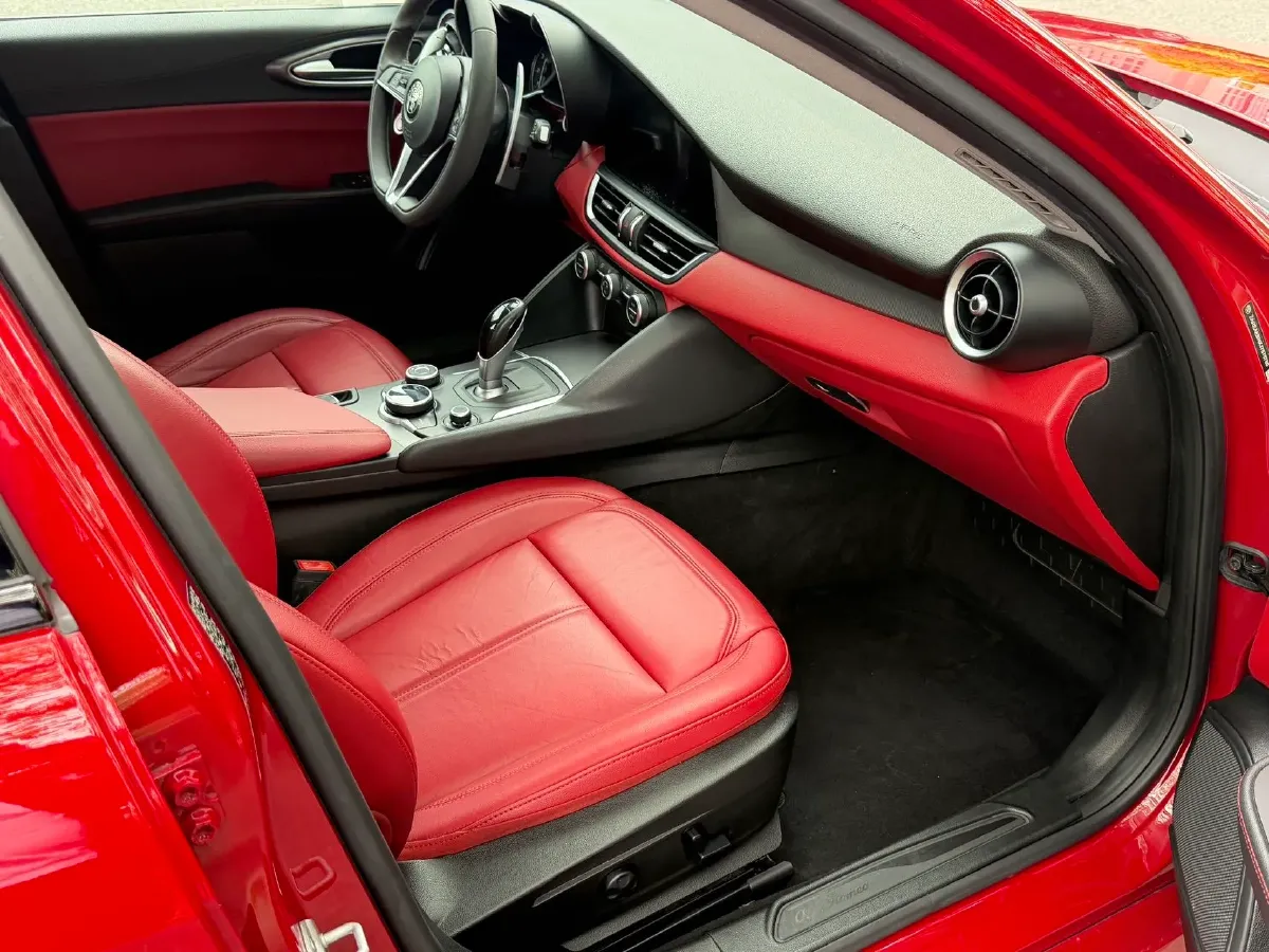 2017 Alfa Romeo Giulia 2.0T 200HP L4 8AT,autocango,china used car exporter,china ev exporter,chinese used car exporter,chinese used ev exporter