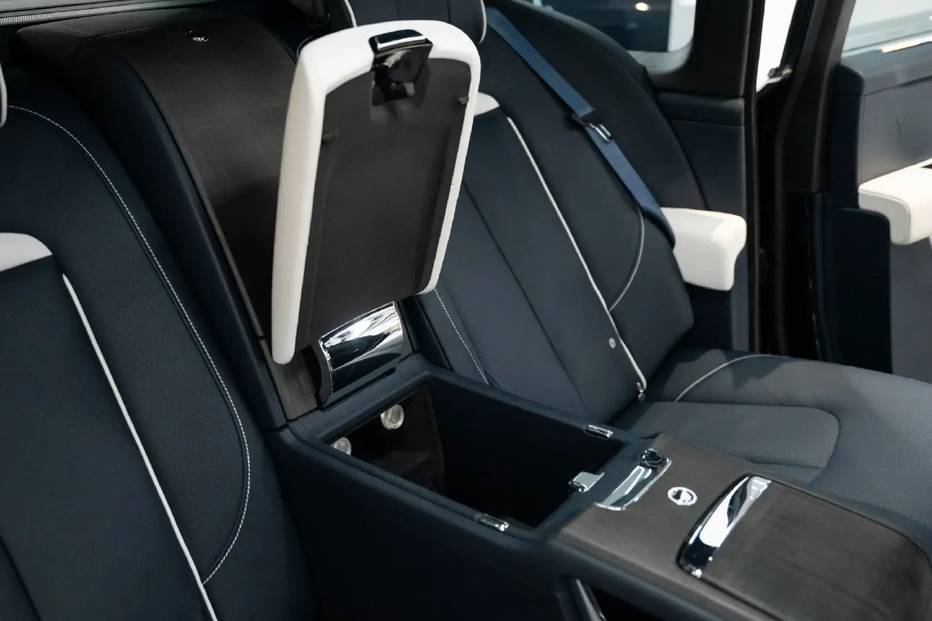 2018 Rolls-Royce Cullinan 6.7T 571HP V12 8AT,autocango,china used car exporter,china ev exporter,chinese used car exporter,chinese used ev exporter