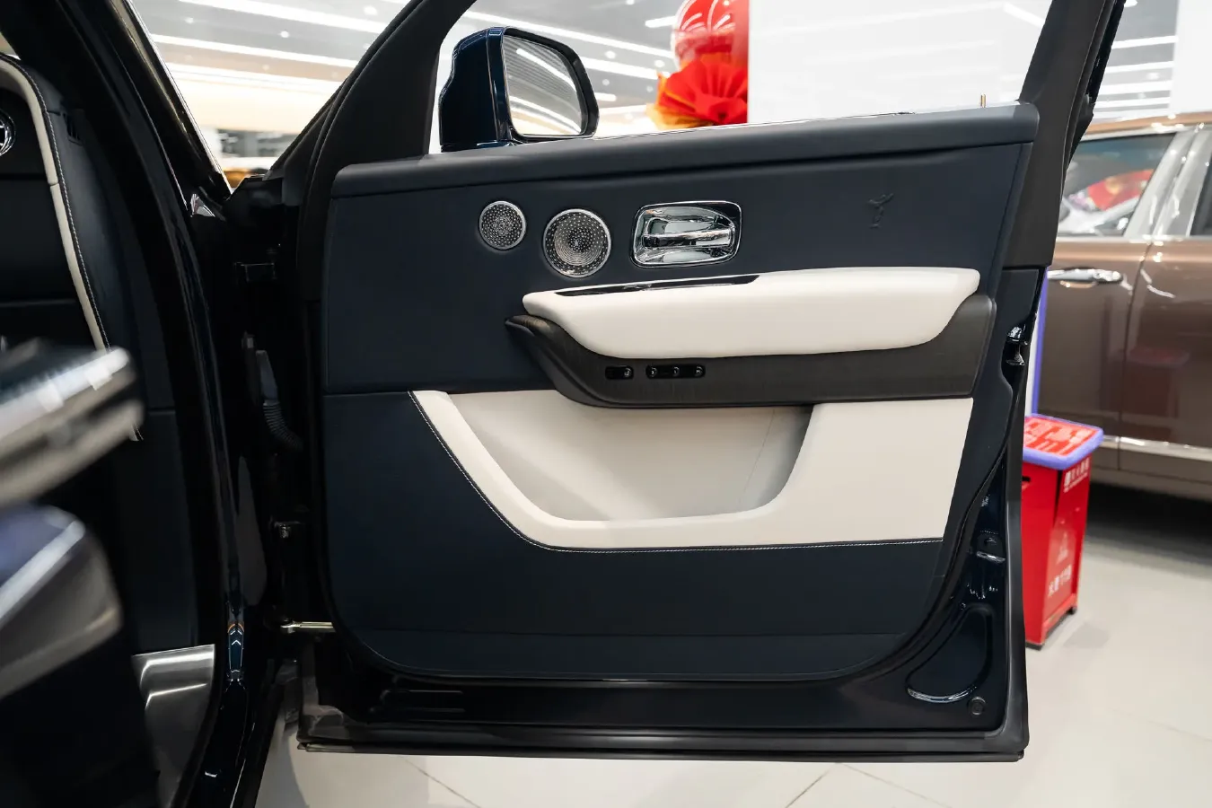 2018 Rolls-Royce Cullinan 6.7T 571HP V12 8AT,autocango,china used car exporter,china ev exporter,chinese used car exporter,chinese used ev exporter