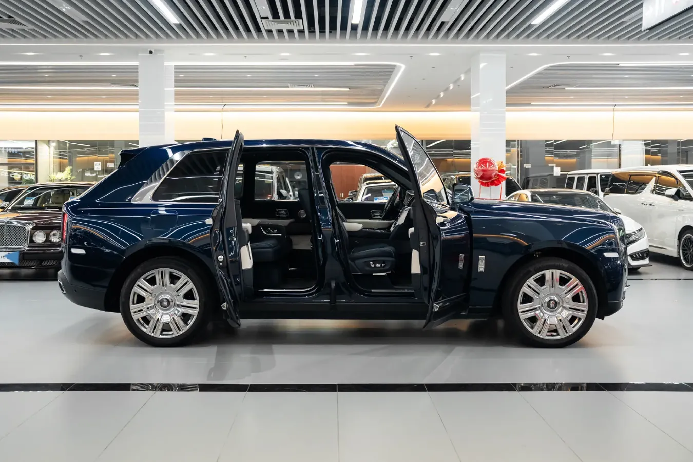 2018 Rolls-Royce Cullinan 6.7T 571HP V12 8AT,autocango,china used car exporter,china ev exporter,chinese used car exporter,chinese used ev exporter