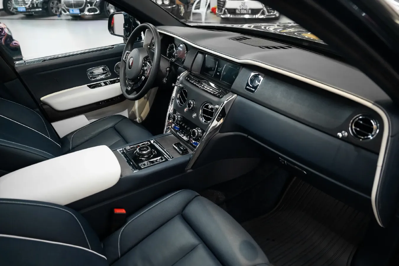 2018 Rolls-Royce Cullinan 6.7T 571HP V12 8AT,autocango,china used car exporter,china ev exporter,chinese used car exporter,chinese used ev exporter