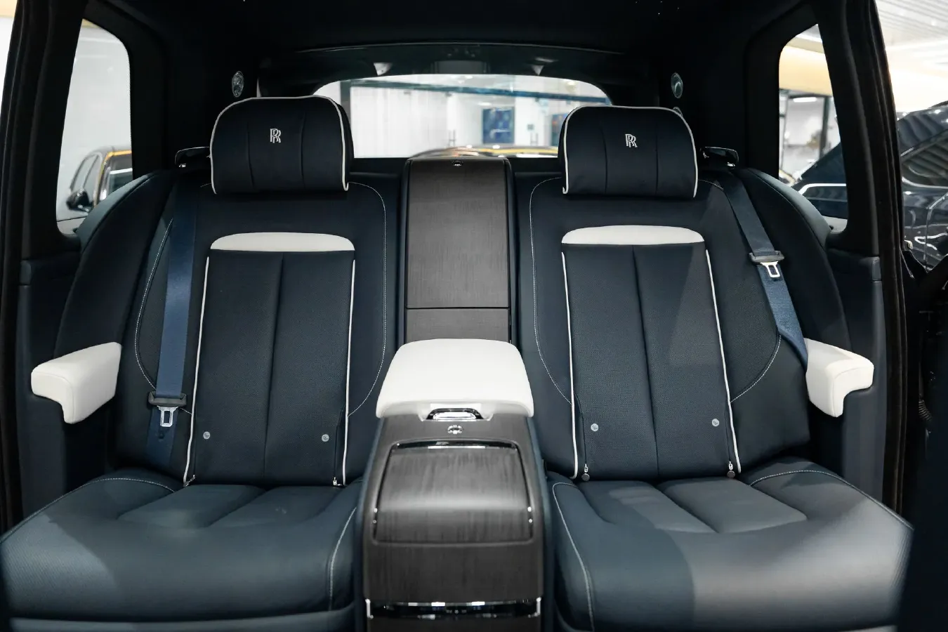 2018 Rolls-Royce Cullinan 6.7T 571HP V12 8AT,autocango,china used car exporter,china ev exporter,chinese used car exporter,chinese used ev exporter