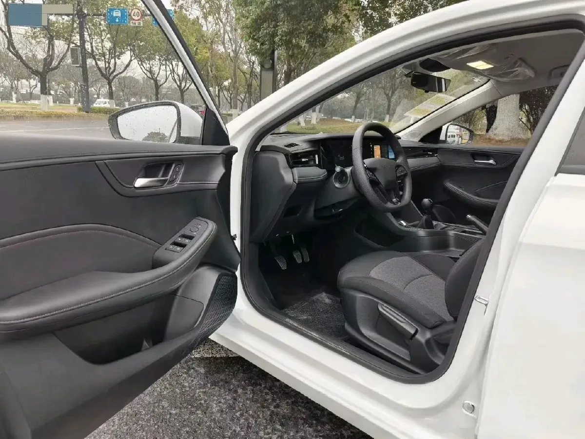 2026 Roewe i5 1.5L 129HP L4 5MT,autocango,china used car exporter,china ev exporter,chinese used car exporter,chinese used ev exporter