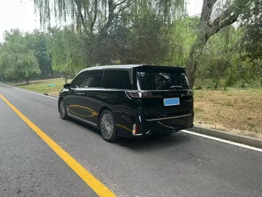 2025 Voyah Dream 1.5T 150HP L4 PHEV 41.7KWH,autocango,china used car exporter,china ev exporter,chinese used car exporter,chinese used ev exporter