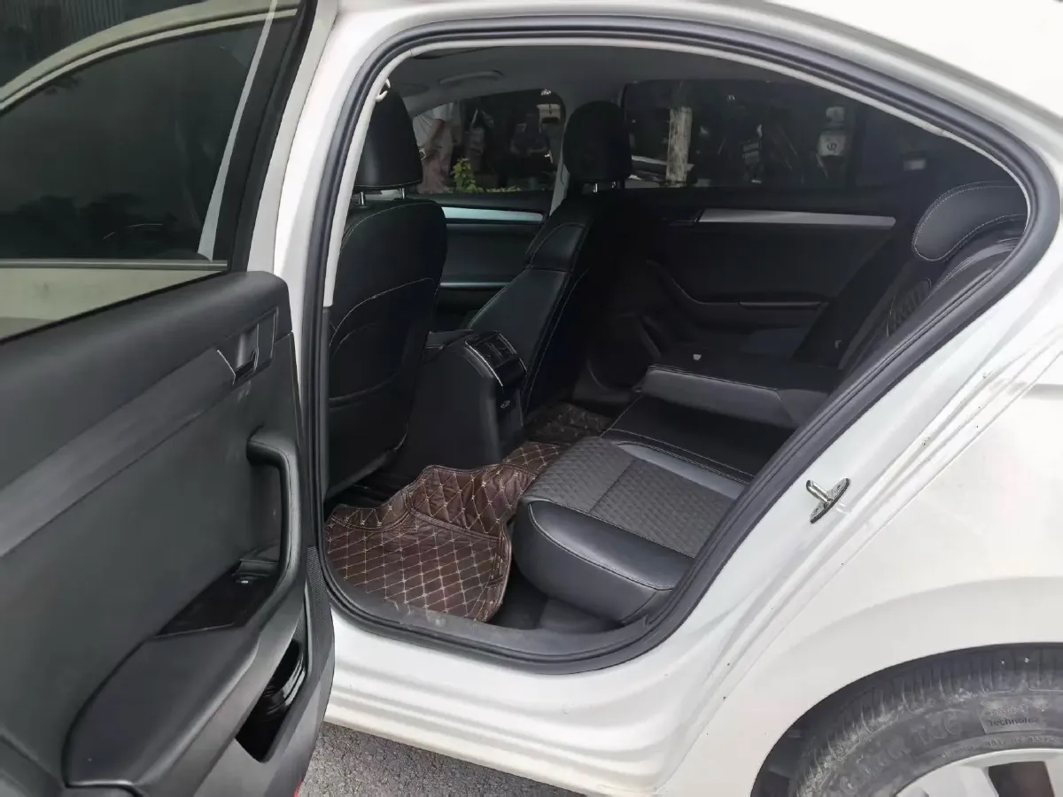 2018 Skoda Superb 1.8T 180HP L4 7DCT,autocango,china used car exporter,china ev exporter,chinese used car exporter,chinese used ev exporter