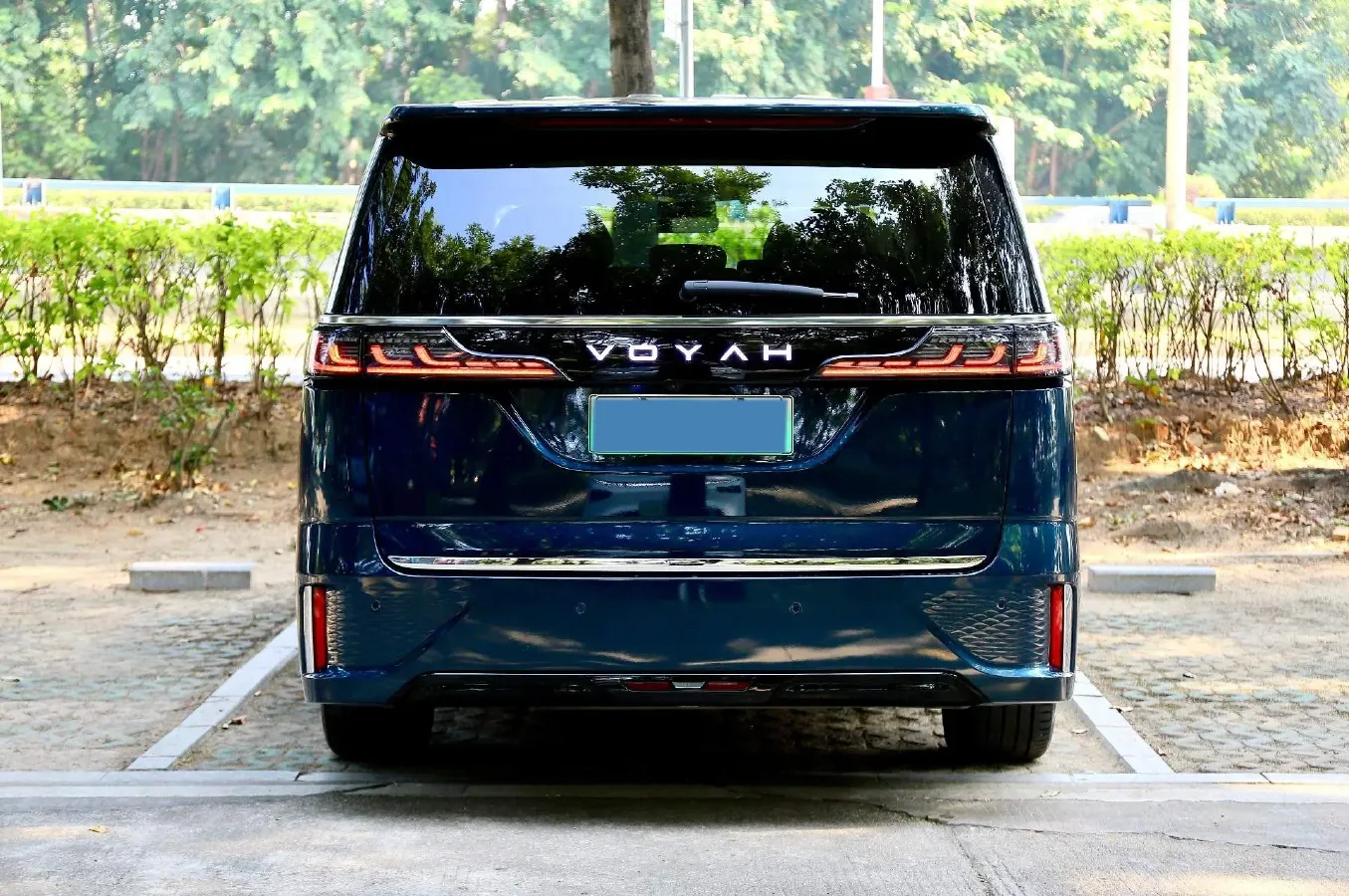 2025 Voyah Dream 1.5T 150HP L4 PHEV 41.7KWH,autocango,china used car exporter,china ev exporter,chinese used car exporter,chinese used ev exporter