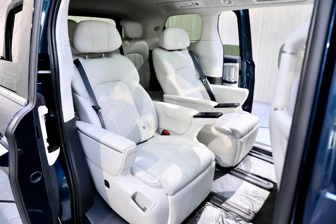 2025 Voyah Dream 1.5T 150HP L4 PHEV 41.7KWH,autocango,china used car exporter,china ev exporter,chinese used car exporter,chinese used ev exporter