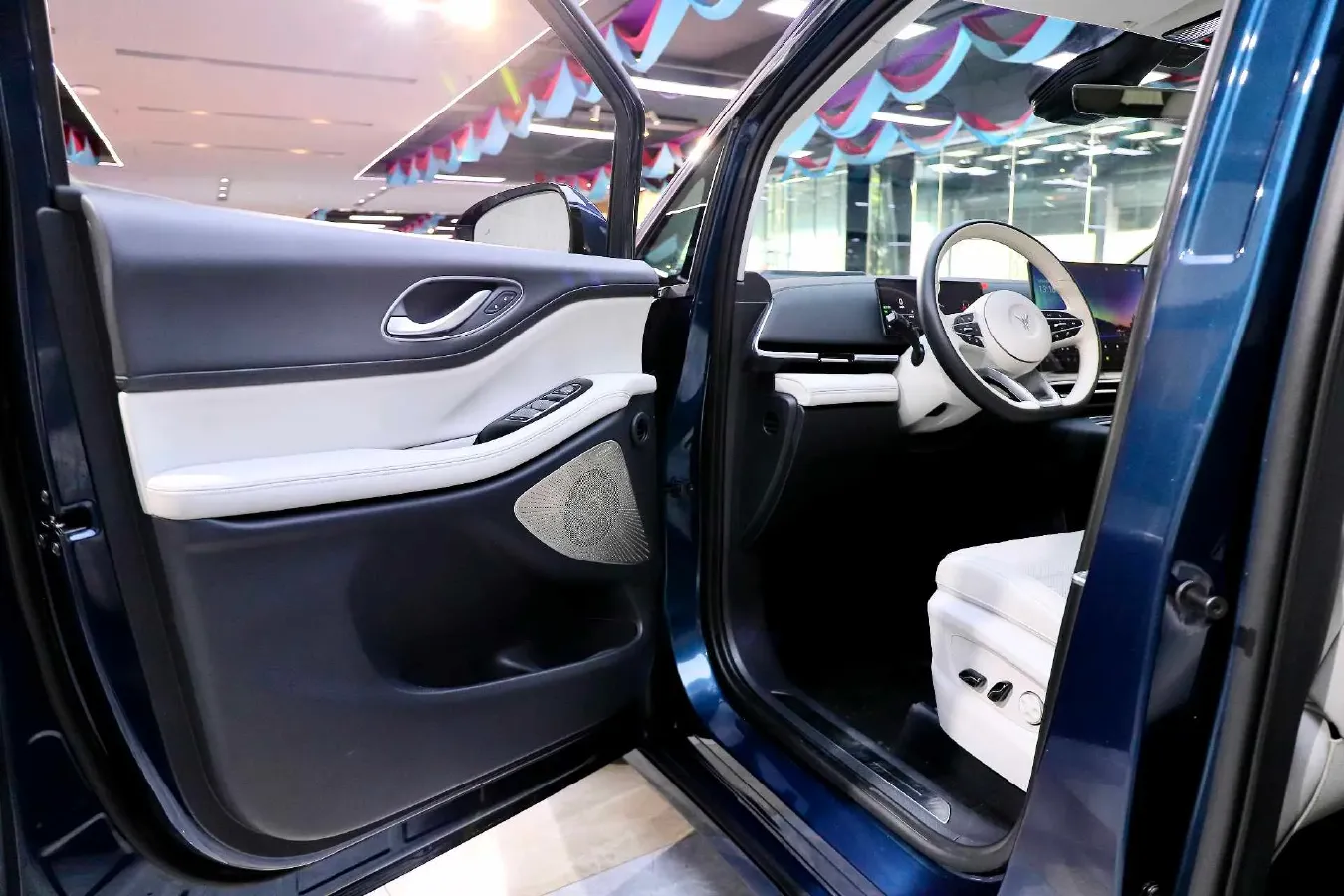 2025 Voyah Dream 1.5T 150HP L4 PHEV 41.7KWH,autocango,china used car exporter,china ev exporter,chinese used car exporter,chinese used ev exporter