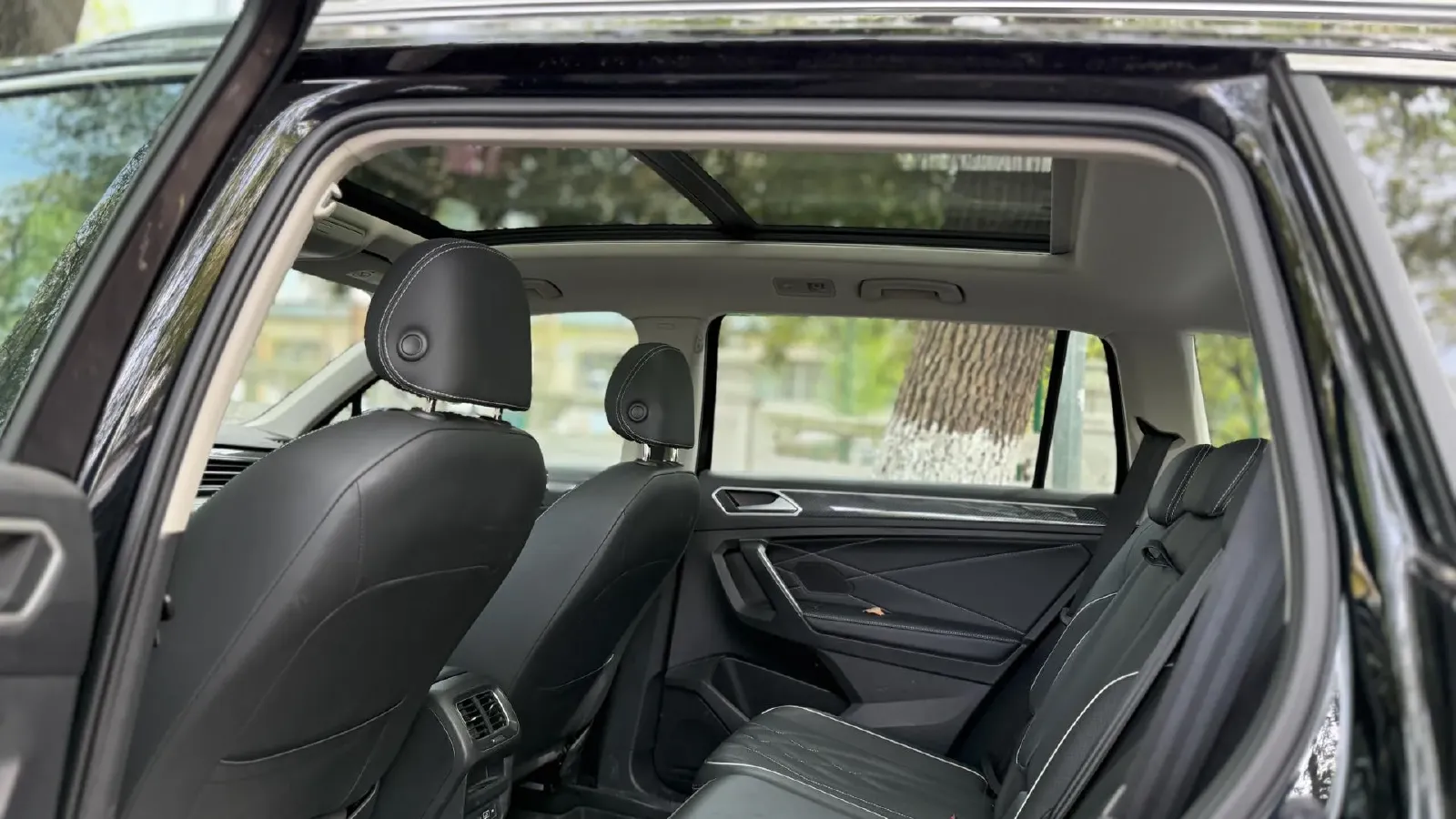 2024 Volkswagen Tiguan L 2.0T 186HP L4 7DCT,autocango,china used car exporter,china ev exporter,chinese used car exporter,chinese used ev exporter