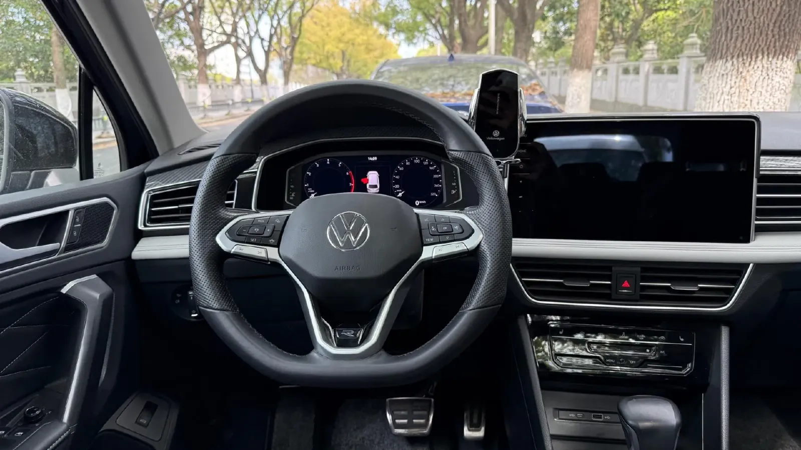 2024 Volkswagen Tiguan L 2.0T 186HP L4 7DCT,autocango,china used car exporter,china ev exporter,chinese used car exporter,chinese used ev exporter